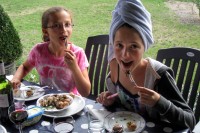 Elisa & Gabriella eating escargot (SNAILS)