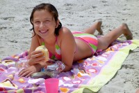 Elisa eating on the beach