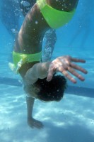 Elisa's one-hand handstand in the pool